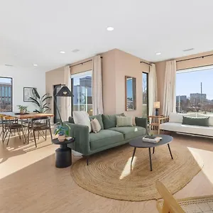  Apartment Penthouse With Patio Walk To Downtown 3 Bedrooms 5 Beds