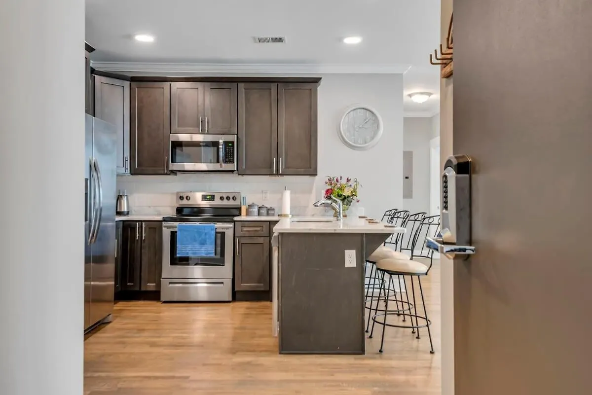 Modern Nations Condo - Walkable - 5 Mi Downtown Nashville