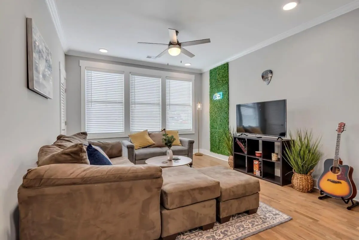 Modern Nations Condo - Walkable - 5 Mi Downtown Nashville 0*,
